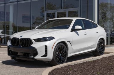 Indianapolis - Mayıs 2023: BMW X6 xDrive40i Premium Sports Activity Coupe sergisi. BMW X6 xDrive40i 'yi performans geçişi olarak sunar.