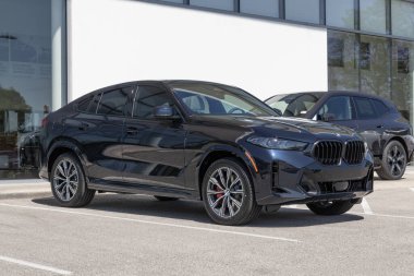 Indianapolis - Mayıs 2023: BMW X6 xDrive40i Premium Sports Activity Coupe sergisi. BMW X6 xDrive40i 'yi performans geçişi olarak sunar.