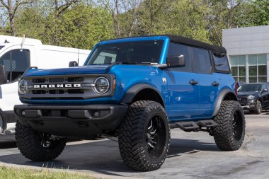 Indianapolis - Mayıs 2023: Ford Bronco sergisi bir galeride kullanıldı. Arz sorunlarıyla, Ford talebi karşılamak için ön sahipli araba satışlarına güveniyor.