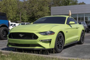 Indianapolis - Mayıs 2023: Ford Mustang sergisi bir galeride kullanıldı. Arz sorunlarıyla, Ford talebi karşılamak için ön sahipli araba satışlarına güveniyor.