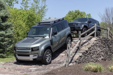 Indianapolis - Mayıs 2023: Land Rover Defender bir galeride sergileniyor. Land Rover, Defender 'a S, SE, X-Dynamic, X ve Carpathian modelleri sunar..