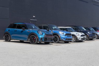 Indianapolis - Mayıs 2023: Mini Hardtop araçları bir galeride hizmet bekliyor. Mini, BMW 'nin yan kuruluşu..