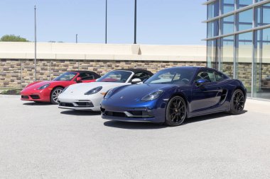 Indianapolis - Mayıs 2023: Porsche spor araba ve SUV bayiliği. Porsche, spor araba yarışlarında başarılı bir marka olarak tanınır..