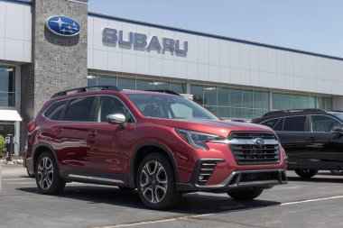 Indianapolis - Mayıs 2023: Subaru Ascent bir galeride sergileniyor. Subaru, Ascent in Base, Premium, Onyx ve Touring modelleri sunar.