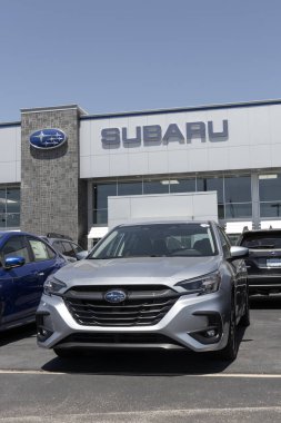 Indianapolis - Mayıs 2023: Subaru Miras bir galeride sergileniyor. Subaru, Base, Premium, Limited ve Touring modellerinde miras sunuyor.