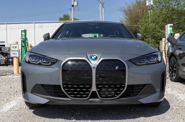 Indianapolis - Mayıs 2023: BMW i4 eDrive35 EV elektrikli araç sergisi bir bayilikte. BMW i4 e4 eDrive35 'e 260 mil menzili sunar.