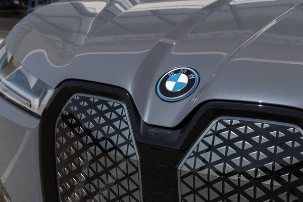 Индианаполис - май 2023 года: BMW iX xDrive50 EV Electric V8 в дилерском центре. BMW предлагает iX xDrive50 с диапазоном до 300 миль.