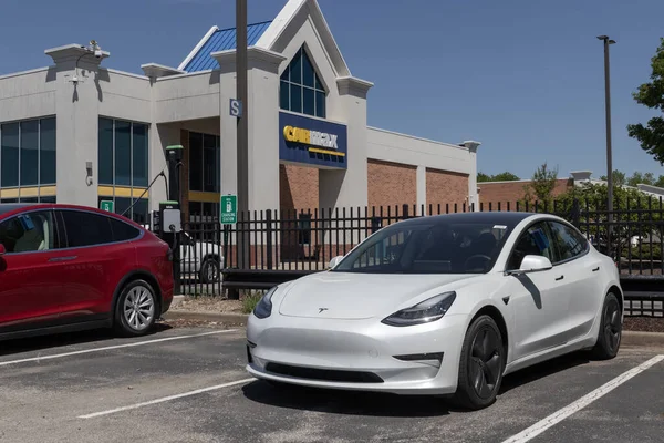 Indianapolis Sekitar Mei 2023 Tampilan Tesla Carmax Auto Dealership Carmax — Stok Foto