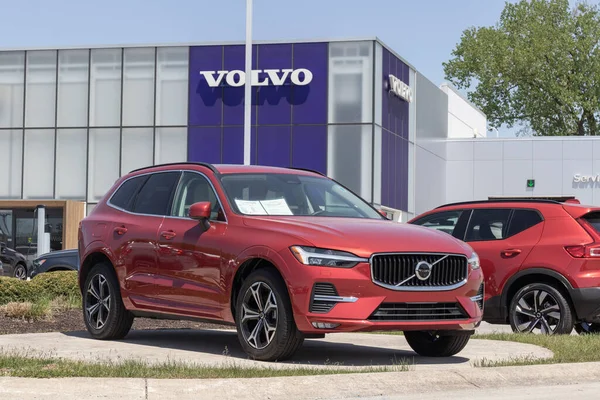 Indianapolis - Mayıs 2023: Volvo XC60 sergisi bir galeride kullanıldı. Arz sorunlarıyla, Volvo talebi karşılamak için ön sahipli araba satışlarına güveniyor.