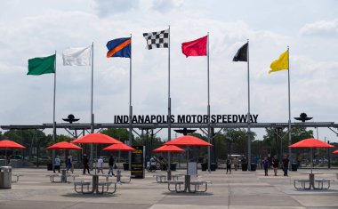 Indianapolis - Mayıs 2023: Indianapolis Motor Yarış Pisti 'nden dışarı bakan yedi bayrak. * * İÇİN HİÇBİRLİKLERİ HİKAYESİ KAZANDI * *