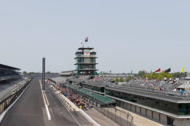 Indianapolis - Mayıs 2023: Indianapolis Motor Speedway 'de Indy 500 uygulama oturumları, IMS Pagoda dahil. IMS dünyanın yarış başkentidir..