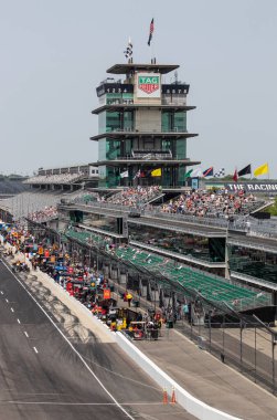Indianapolis - Mayıs 2023: Indianapolis Motor Speedway 'de Indy 500 uygulama oturumları, IMS Pagoda dahil. IMS dünyanın yarış başkentidir..