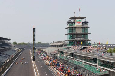 Indianapolis - Mayıs 2023: Indianapolis Motor Speedway 'de Indy 500 uygulama oturumları, IMS Pagoda dahil. IMS dünyanın yarış başkentidir..