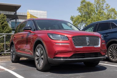 Balıkçılar - Mayıs 2023: Lincoln Corsair SUV bir galeride sergileniyor. Lincoln Standard, Reserve ve Touring modelleri Corsair sunar.