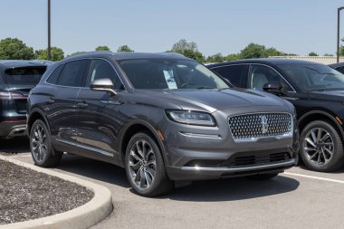 Balıkçılar - Mayıs 2023: Lincoln Nautilus SUV bir galeride sergileniyor. Lincoln Standard, Reserve ve Black Label modelleri Nautilus sunar.