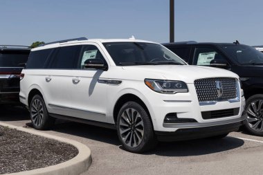 Balıkçılar - Mayıs 2023: Lincoln Navigator SUV bir galeride sergileniyor. Lincoln, Navigator 'a Standard, Reserve ve Black Label modelleri sunar..
