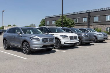 Balıkçılar - Mayıs 2023: Lincoln Nautilus ve Havacı SUV sergisi. Lincoln, Nautilus ve Aviator 'ü orta boy lüks SUV olarak sunuyor..