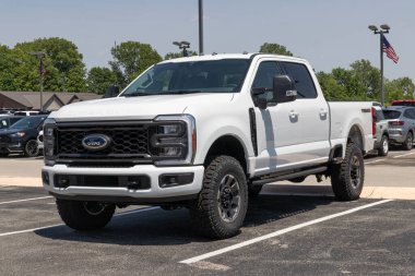 Fishers - Mayıs 2023: Ford F-250 mürettebat taksisi bir galeride sergileniyor. Ford F250 hizmet modelleri sunar.