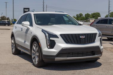 Balıkçılar - Mayıs 2023: Kullanılmış Cadillac XT4 sergisi. Arz sorunlarıyla, Cadillac talebi karşılamak için kontörlü araba alıp satıyor..
