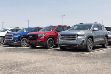 Balıkçılar - Mayıs 2023: GMC Acadia SUV bir galeride sergileniyor. GMC Acadia 'ya SLE, SLT, AT4 ve Denali modelleri sunar..