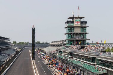 Indianapolis - Mayıs 2023: Indianapolis Motor Speedway 'de Indy 500 uygulama oturumları, IMS Pagoda dahil. IMS dünyanın yarış başkentidir..