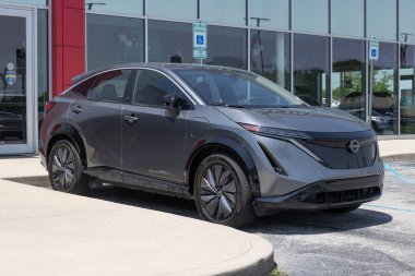 Fishers - Mayıs 2023: Nissan Ariya bir galeride sergileniyor. Nissan, Ariya 'ya yeni bir elektrikli arazi aracı teklif ediyor..