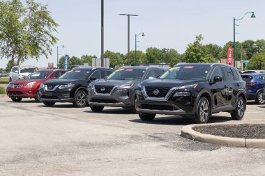 Fishers - Mayıs 2023: Nissan bayiliğinde kullanılmış araba sergisi. Arz sorunlarıyla, Nissan talebi karşılamak için kontörlü araba alıp satıyor..