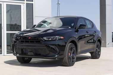 Tipton - Mayıs 2023: Dodge Hornet bir galeride sergileniyor. Dodge, R / T, GT ve Plus modelleriyle Hornet 'i sunar..