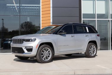 Tipton - Mayıs 2023: Jeep Grand Cherokee sergisi bir galeride. Cip, Laredo, Limited ve Trailhawk modellerinde Grand Cherokee sunar..