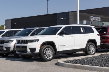 Tipton - Mayıs 2023: Jeep Grand Cherokee sergisi bir galeride. Cip, Laredo, Limited ve Trailhawk modellerinde Grand Cherokee sunar..