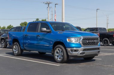 NoBlesville - Mayıs 2023: Ram 1500 sergisi Stellantis bayiliğinde. Ram, Rebel, Laramie, Big Horn ve Tradesman modellerinde 1500 teklif ediyor..