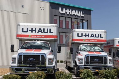 NoBlesville - Mayıs 2023: U-Haul Nakliye Aracı Kiralama Konumu. U-Haul taşınma ve depolama çözümleri sunuyor.