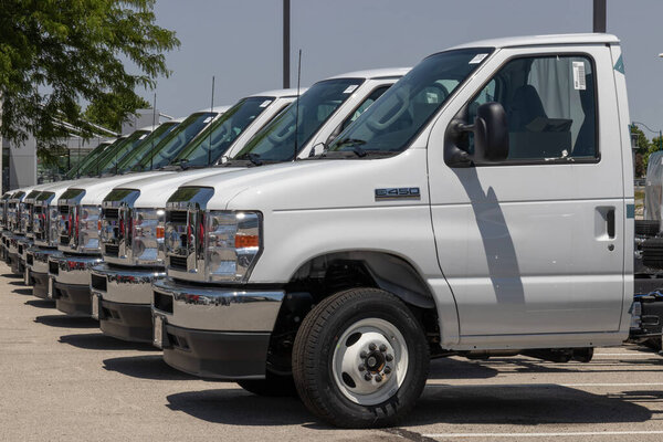 Рыбаки - около мая 2023 года: Ford E-Series Cutaway E-450 DRW дисплей в дилерском центре. Ford предлагает E450 с 7,3-литровым двигателем V8.