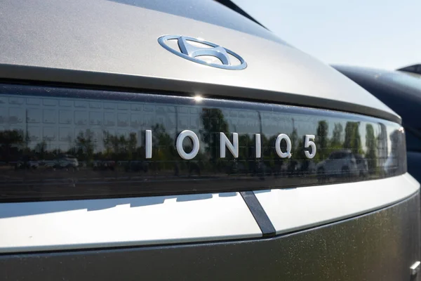 Noblesville Circa May 2023 Hyundai Ioniq Wyświetlacz Elektryczny Pojazdu Hyundai — Zdjęcie stockowe