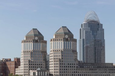 Cincinnati - Mayıs 2023: Cincinnati şehir merkezi Skyline Büyük Amerikan Kulesi ve Procter & Gamble kuleleri.