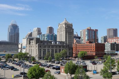 Cincinnati - Mayıs 2023: Cincinnati Şehir Merkezi Skyline Büyük Amerikan Kulesi ve Hamilton İlçe Adliyesi.