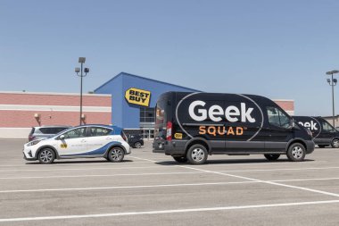 Champaign - 2023 yılı dolayları Best Buy perakende mağazası. Best Buy büyük bir dizi markalı elektronik, bilgisayar, cihaz ve daha fazlası satıyor..