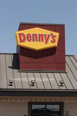 Champaign - 2023 Haziran ayı dolaylarında Denny 'nin hızlı gündelik restoran ve lokantası. Dennys nesillerdir gece yemeklerinin gözdesidir..