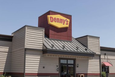 Champaign - 2023 Haziran ayı dolaylarında Denny 'nin hızlı gündelik restoran ve lokantası. Dennys nesillerdir gece yemeklerinin gözdesidir..