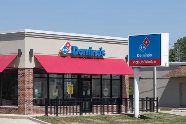 Champaign Sekitar Juni 2023 Domino Pizza Restaurant Domino Memberikan Lebih — Stok Foto