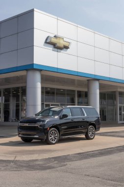 Avon - Haziran 2023: Chevrolet Suburban bir galeride sergileniyor. Chevy Suburban 'ı LS, LT, RST, Z71 Premier ve High Country modelleriyle sunar..