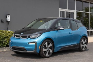 Plainfield - Circa June 2023: Kullanılmış BMW i3 e3 eDrive. Arz sorunlarıyla, BMW talebi karşılamak için kontörlü araba alıp satıyor.