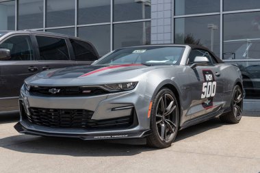 Plainfield - Haziran 2023: Chevrolet Camaro bir galeride sergileniyor. Indy 500 'ün resmi arabası Chevy, IMS' ye araba, kamyon ve SUV sağlıyor..