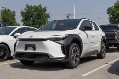 Avon - Haziran 2023: Toyota bZ4X EV Elektrikli Araç Sergisi bir bayilikte. Toyota bZ4X 'i XLE ve Limited modellerinde sunar.