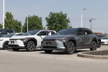 Avon - Haziran 2023: Toyota bZ4X EV Elektrikli Araç Sergisi bir bayilikte. Toyota bZ4X 'i XLE ve Limited modellerinde sunar.