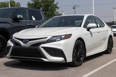 Avon - Haziran 2023: Toyota Camry Hybrid bir galeride sergileniyor. Toyota Camry 'yi LE, SE, TRD, XLE ve XSV modellerinde sunar..