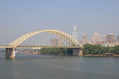 Cincinnati - 8 Haziran 2023: Cincinnati Şehir Merkezi Skyline Büyük Amerikan kulesi ve Daniel Carter Sakal Köprüsü.