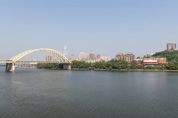辛辛那提 2023年6月8日 辛辛那提市中心天际线 包括美国塔和沿河畔的丹尼尔 贝尔德桥 — 图库照片