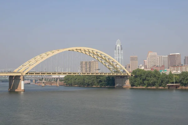 シンシナティ 2023年6月8日 シンシナティ ダウンタウン スカイライン グレート アメリカン タワーとダニエル カーター ビアード橋を含む — ストック写真