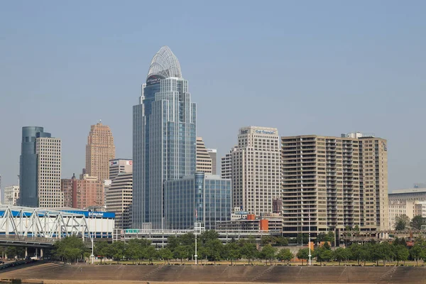 辛辛那提 Cincinnati 2023年6月8日 辛辛那提市中心的天际线 包括沿河畔的大美国 第一金融和美国银行大厦 — 图库照片